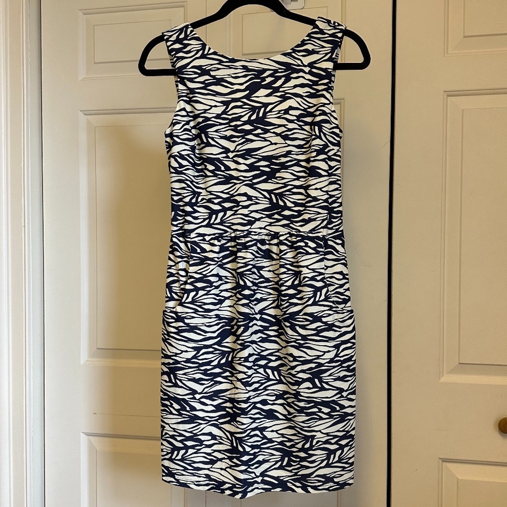 Jude Connally Mary Pat White Blue Geometric Sheath Dress Stretch Pockets Small.
